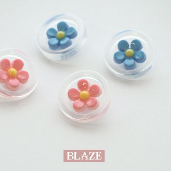 ▼商品詳細▼【デザイン】A＜ピンク＞・B＜ブルー＞【サイズ】直径：約18mm【入数】2個【材質】ポリエステル樹脂【原産国】中国【スタッフのコメント】クリアのベースにお花がかわいいプラスチックボタンです。ボタンの付け替えや洋服などのリメイク、...
