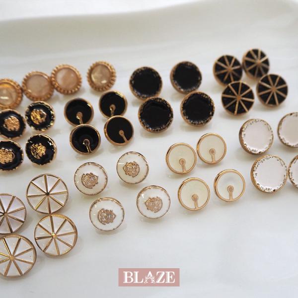 ▼商品詳細▼【サイズ】画像参照【入数】4個入り【材質】アクリル樹脂・真鍮合金・亜鉛合金【原産国】中国【スタッフのコメント】ゴールドのフレームとモノクロのカラーがレトロでかわいい！洋服のリメイクはもちろん、雑貨やアクセサリー作りにもおすすめで...