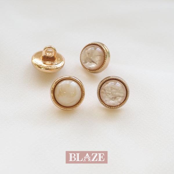 ▼商品詳細▼【デザイン】A＜クリア＞・B＜アイボリー＞【サイズ】A　直径：約10mm　B　直径：約11mm【入数】2個【材質】亜鉛合金・ポリエステル樹脂【原産国】中国【スタッフのコメント】小ぶりながらもアンティーク感のあるデザインがおしゃれ...