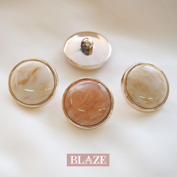 ▼商品詳細▼【デザイン】A＜アイボリー＞・B＜ピンクオレンジ＞【サイズ】直径：約25mm【入数】2個【材質】ABS樹脂【原産国】中国【スタッフのコメント】ニュアンス感のある色合いにマーブル模様がおしゃれなプラスチックボタン。洋服のボタンの付...