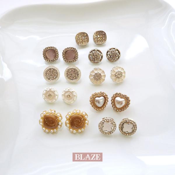 ▼商品詳細▼【デザイン】画像参照【サイズ】画像参照【入数】2個【材質】亜鉛合金・ポリエステル樹脂・アクリル樹脂・ガラス・ABS・エポキシ樹脂【原産国】中国【スタッフのコメント】シャツやブラウスのボタンの付け替えや、アクセサリーのワンポイント...