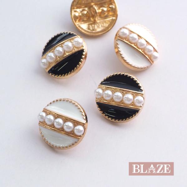 ▼商品詳細▼【デザイン】A＜ホワイト＞・B＜ブラック＞【サイズ】直径約18mm【入数】2個【材質】亜鉛合金、ABS樹脂【原産国】中国【スタッフのコメント】パールのラインが上品なメタルボタンです。ボタンの付け替えや洋服などのリメイク、飾りボタ...
