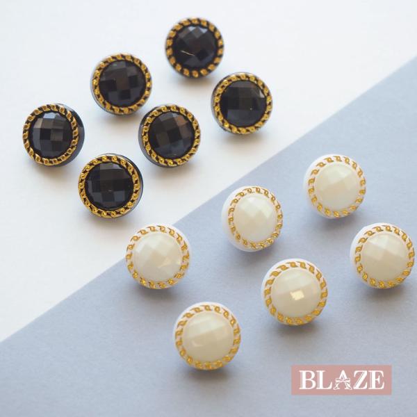 ▼商品詳細▼【デザイン】A＜ホワイト＞・B＜ブラック＞【サイズ】直径：約12mm【入数】6個【材質】アクリル樹脂【原産国】中国【スタッフのコメント】ゴールドの縁取りに多面カットのボタンです。カーディガンやシャツ、お持ちの洋服のボタンを付け替...