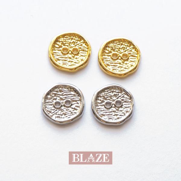 ▼商品詳細▼【デザイン】A＜シルバー＞・B＜ゴールド＞【サイズ】直径：約15mm【入数】2個【材質】亜鉛合金【原産国】中国【スタッフのコメント】小さめで薄型のシルバーとゴールドのメタルボタンです。シャツやお持ちの洋服のボタンを付け替えたり、...
