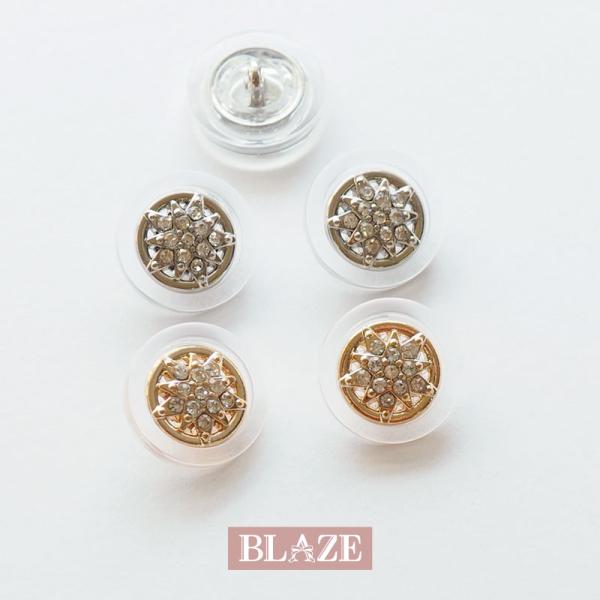 ▼商品詳細▼【デザイン】A＜シルバー＞・B＜ゴールド＞【サイズ】直径：約15mm【入数】2個【材質】亜鉛合金【原産国】中国【スタッフのコメント】小さめだけどゴージャスでインパクトのあるメタルボタンです。ボタンの付け替えや洋服などのリメイク、...