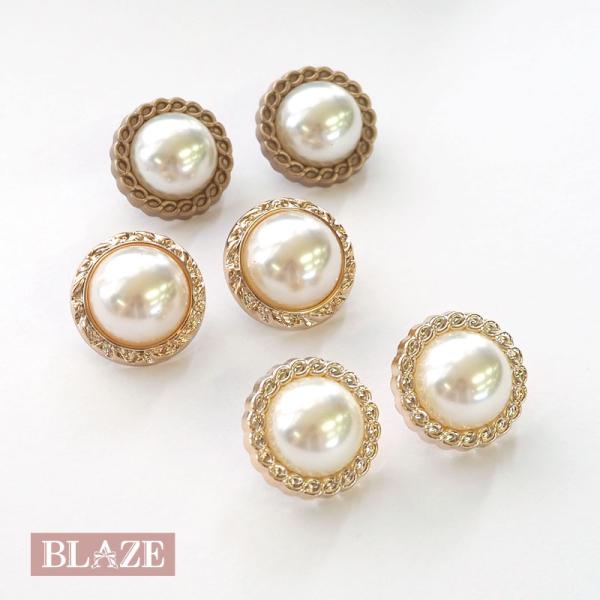 ▼商品詳細▼【デザイン】画像参照【サイズ】直径：約21mm【入数】2個【材質】ABS・不飽和ポリエステル樹脂【原産国】中国【スタッフのコメント】パールとゴールドの可愛い小さめのボタンです。カーディガンやシャツやお持ちの洋服のボタンを付け替え...