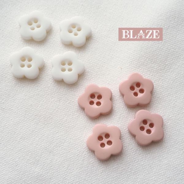 ▼商品詳細▼【デザイン】A＜ホワイト＞・B＜ピンク＞【サイズ】デザイン部：約15mm【入数】4個【材質】アクリル樹脂【原産国】中国【スタッフのコメント】お花の形がかわいらしいプラスチックボタン。軽さがあり、扱いやすいアイテムです。▼お肌に異...