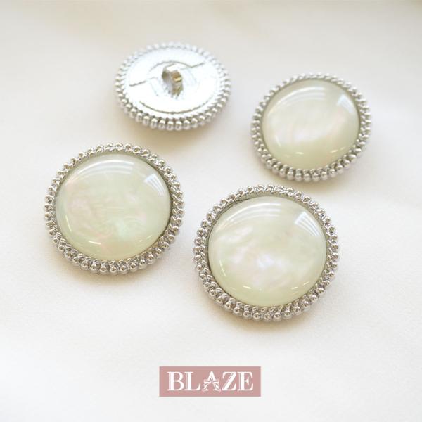 ▼商品詳細▼【デザイン】A＜小＞・B＜大＞【サイズ】A：直径約22mm　B：直径約25mm【入数】2個【材質】亜鉛合金・ABS樹脂【原産国】中国【スタッフのコメント】シルバーフレームにオーロラの輝きが上品なメタルボタン。ボタンの付け替えや洋...