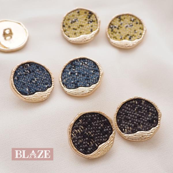 ▼商品詳細▼【デザイン】A＜イエロー＞・B＜ネイビー＞・C＜ブラック＞【サイズ】直径：約21mm【入数】2個【材質】亜鉛合金・ポリエステル【原産国】中国【スタッフのコメント】ゴールドの縁取りが上品なツイード風ボタン。ボタンの付け替えや洋服な...