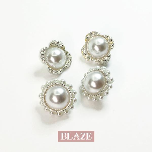 ▼商品詳細▼【デザイン】A＜フラワー＞・B＜サークル＞【サイズ】画像参照【入数】2個【材質】亜鉛合金・ABS樹脂【原産国】中国【スタッフのコメント】ずっと人気なビジューボタンに新デザイン登場です。手持ちのアウターなどにあしらうだけでグッと高...