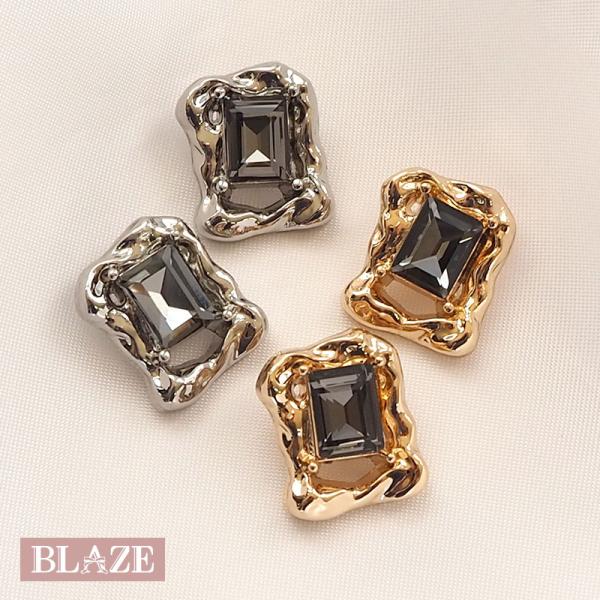 ▼商品詳細▼【デザイン】A＜シルバー＞・B＜ゴールド＞【サイズ】約1.6×1.3cm【入数】2個入り【材質】亜鉛合金・エポキシ樹脂【原産国】中国【スタッフのコメント】まるでジュエリーのようなクラシカルで重厚感のあるスクエアボタン“高見え”を...