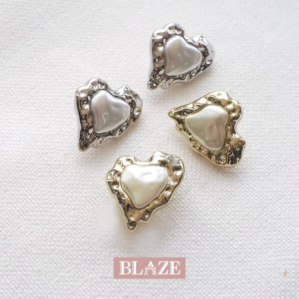 ▼商品詳細▼【デザイン】A＜ゴールド＞・B＜シルバー＞【サイズ】約16×14mm【入数】2個【材質】亜鉛合金・アクリル樹脂【原産国】中国【スタッフのコメント】いびつなハートモチーフがおしゃれなアイテム。アクセサリー作りにもおすすめなボタンで...