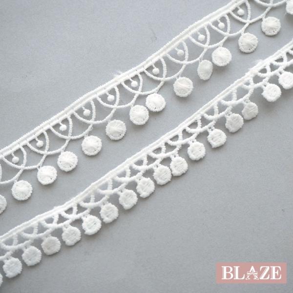 ▼商品詳細▼【デザイン】A＜1.3cm幅＞・B＜1.7cm幅＞【サイズ】画像参照【入数】約100cm　（個数1＝100cmとしてご注文ください。）【材質】ポリエステル【原産国】中国【スタッフのコメント】ポンポンが付いた可愛いレースです。▼全...