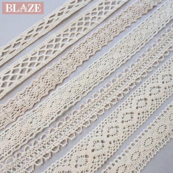 ▼商品詳細▼【デザイン】画像参照【サイズ】長さ：約100cm【材質】コットン・ポリエステル【原産国】中国【スタッフのコメント】シンプルで使いやすいナチュラルカラーのコットンレース。洋服やバッグ、ポーチなど幅広く使えハンドメイドのアレンジやリ...