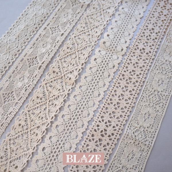 ▼商品詳細▼【デザイン】画像参照【サイズ】長さ：約100cm【材質】コットン・ポリエステル【原産国】中国【スタッフのコメント】シンプルで使いやすいナチュラルカラーのコットンレース。洋服やバッグ、ポーチなど幅広く使えハンドメイドのアレンジやリ...