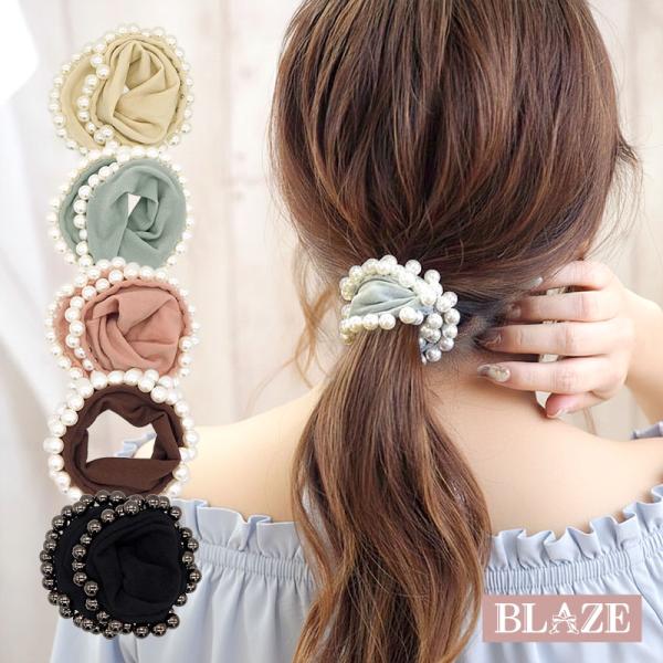 ▼商品詳細▼【デザイン】画像参照【サイズ】直径：約7cm【入数】1個入り【材質】ゴム・ポリエステル・ABS樹脂【原産国】中国【スタッフのコメント】パールの縁取りがおしゃれな幅広タイプのヘアゴム髪に跡がつきにくく、長時間つけても快適です。▼肌...