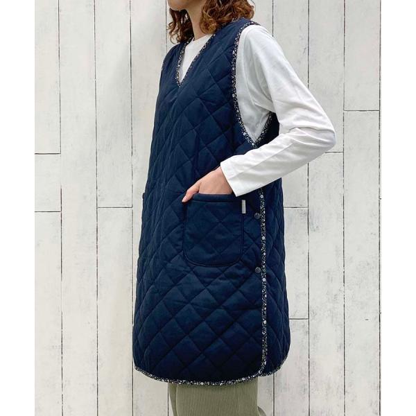 フラワーパイピングが施されたキルト×ボアのエプロン。毎日の家事にはもちろん、ガーデニングやアウトドアなど水を扱うシーンでも撥水加工が施されてるので安心。ゆったりな着心地、内側は暖かなボアなので寒い季節の家事やくつろぎ時間にもぴったり◎サイド...