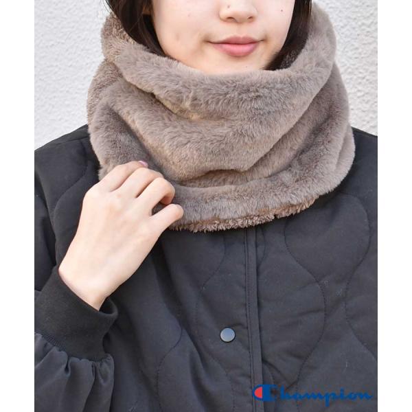Champion（チャンピオン)のシンプルなデザインのネックウォーマー。前後でデザインが異なるおしゃれなアイテム。サッと被るだけの簡単な着用で、あたたかさを身にまとえる寒い日の強い味方。やわらかなボアが首元にしっかりフィット、デイリーにはも...