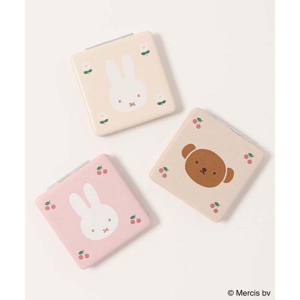 ちょっとした身だしなみを整えるのにとても便利なコンパクトミラー。ミッフィーとボリスのお顔に、お花やチェリーがデザインされた可愛いアイテム。片面は拡大鏡になっているので、メイク直しや細かなチェックにも◎手のひらサイズで持ち運びやすく、ポーチや...