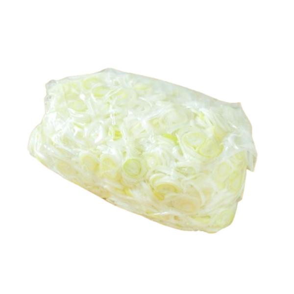 高鮮度維持のため、受注後、冷蔵商品をカットし、翌日納品させていただきます。（中1日納品ですので、ご注意ください）。納品後3日以内を目安に、お早めにご利用ください。白ねぎ小口2ミリカットです。原産地、加工は国産です。是非この機会にご利用ください　