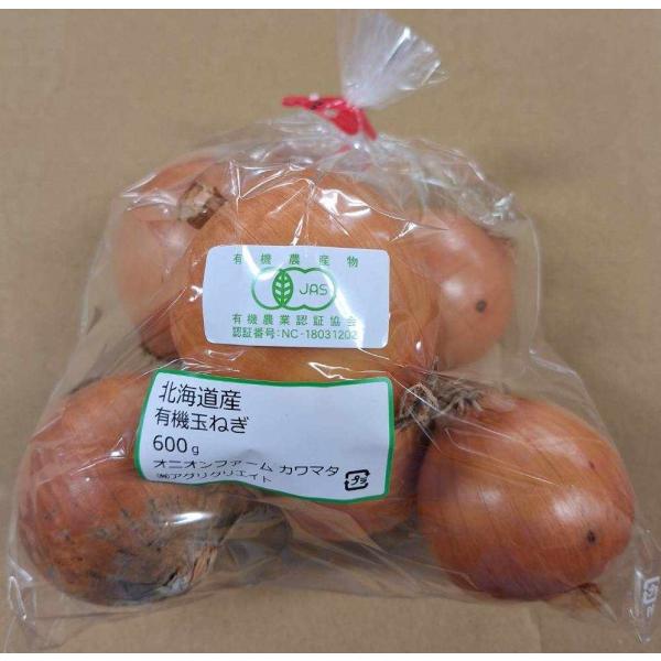 生産者：オニオンファームカワマタ（北海道新十津川町）有機JAS認証 (有機許容農薬不使用)長い時間をかけてじっくり育った北海道の玉ねぎは特にうま味が多く、あらゆる料理に美味しく使えますのでたっぷり使っていただきましょう！　