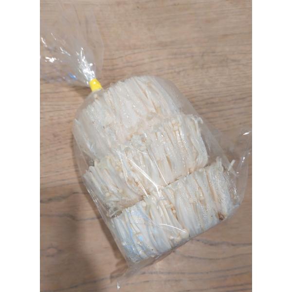 生産者：竹内きのこ園（長野県中野市）防除：農薬0回・化肥0回えのきの生産の段階で石づきの部分も美味しいのに捨てられてしまいます。そこの部分を商品化、まるでホタテ貝柱のような触感でうまみたっぷり、ぜひステーキ風などでお召し上がりください！