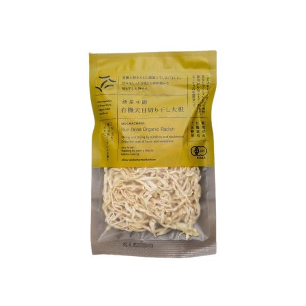 山上の北条風早園地で育てた有機大根を、海辺のまち明浜町まではるばる運んで天日と潮風で干しあげました。甘みをしっかり感じる風味豊かな切り干し大根です。原料約700g分の有機大根が、乾燥後35gに凝縮されています。無茶々園の生産者グループ「てん...