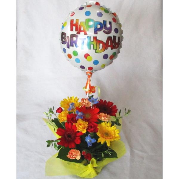 ご用途　お誕生日・出産祝い・各種お祝いに贈って頂けます。花材：旬の赤・オレンジや黄色のお花を取り合わせ元気な色合いで仕上げます。 サイズ　お花　高さ：約21cm/横約18cm　バルーン　直径　約18cm全体高さ：約50cm/横約21cm *...