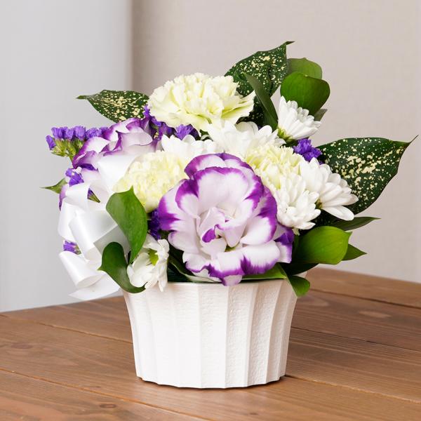 ＜内容量＞仏花アレンジメントXS（縦×横×奥：20cm×18cm×15cm）※お花のサイズは個体差があるため目安になります。※小物・花器は商品のイメージを損ねない程度に変更の可能性がございます。あらかじめご了承ください。＜お届け方法＞宅急便...