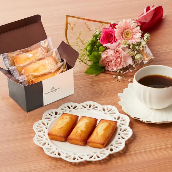 ＜内容量＞・季節のお花8本以上(※グリーン含む)（縦×横×奥：28cm×20cm×20cm）・アンリ・シャルパンティエ フィナンシェ 3個※異なったデザインのパッケージでのお届けになる可能性がございます。※お花のサイズは個体差があるため目安...