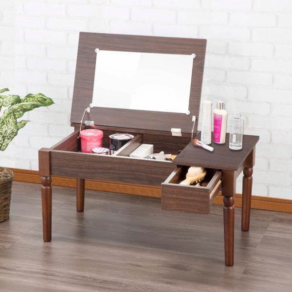 こちらはダークブラウン色のページです。天板を開けるとテーブルがドレッサーに早変わり、狭いお部屋でも憧れのドレッサーが置けちゃいます。コスメ類はもちろん、ドライヤーやティッシュボックスまで置ける収納力が自慢。脚部を取り付けるだけの簡単組立てタ...