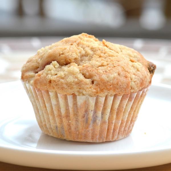 国産紅玉と有機レーズン、有機シナモンを入れこんだ生地に、クランブルをトッピング。内容：１個　直径7cm原材料名：北海道産小麦、卵、素精糖、よつ葉バター、なたね油、生クリーム、国産りんご、有機レーズン、有機シナモン、ベーキングパウダー(アルミ...