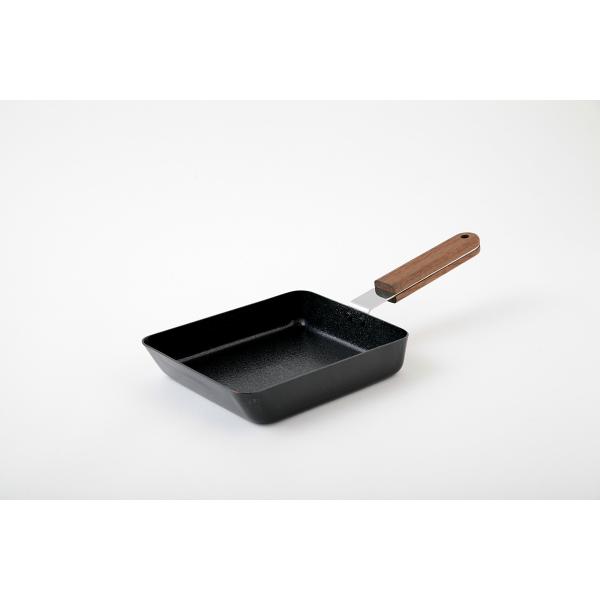 【商品概要】サイズ:144×187×深さ35mm本体重量:0.6kg本体:鉄、表面:透明シリコン樹脂塗装、取手:天然木(チーク材オイル仕上げ)、取付金具:ステンレス鋼(クロム18%)原産国:日本満水容量:1000mlデザイナー:小泉誠【商品...