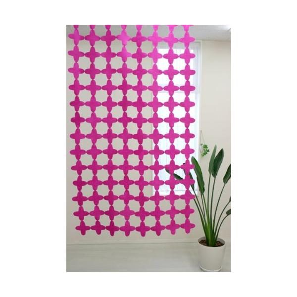 【商品概要】サイズ：100cm幅×198cm丈素材：ポリエステル 100％原産国：インド温もりのあるフエルトがお部屋をおしゃれにしてくれるパネル。好みのサイズでフリーカットできるのも魅力！備考：お手持ちのポール（つっぱり棒）にかけてお使い下...