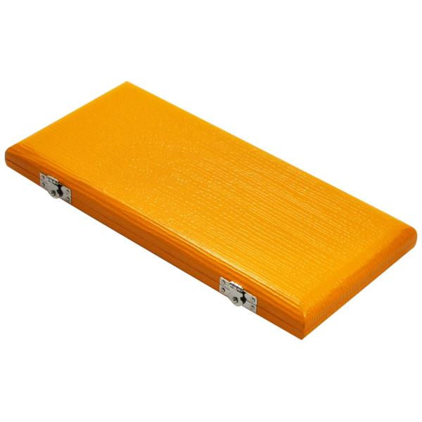 【商品概要】外装に日本製の『うるし紙』をあしらい、独特のエンボス加工が特徴の見た目の美しいリードケース。リード収納面にはベルベット生地を採用し、繊細なリードをやさしくホールドします。リードが10本まで収納可能です。大切なリードの保管にはリー...