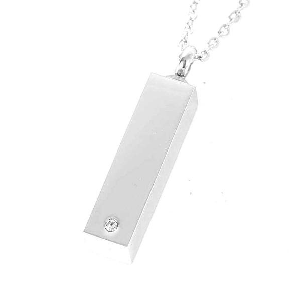 【商品概要】故人やペットの遺骨・遺毛・爪などを収めるための形状にデザインされたメモリアルペンダント。大切な方やペットの形見をいつも胸元に、お守り代わりとして身につけることもできます。シンプルな直方体ながら、ジルコニアがアクセントに。トップ部...