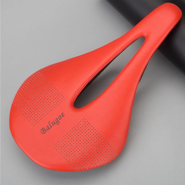 【商品概要】材質：カーボンファイバーサイズ：240-143mm　重量：約。 120g +/- 10g人間工学に基づいた設計： ユニークな中空デザイン、中間部分の圧力を減らす空洞、興味深い空気換気機能を提供します。ユニバーサル自転車：マウンテ...