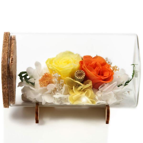 【商品概要】本体サイズ/幅12.5cm×高さ6cm×奥行き6cm（台座使用時高さ：8cm）ギフトボックスサイズ/幅15cm×奥行き8cm×高さ7.2cm材質/花：プリザーブドフラワー　蓋：コルク製　台座：木製　花/バラ2輪、あじさい、かすみ...