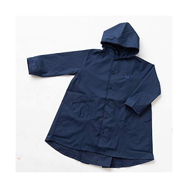 【商品概要】リボンの刺繍がさりげなくかわいい子供用レインコート。「サックス」「コン」の2色展開サイズ：120cm/130cm/140cm/150cm収納に便利な巾着付きです。後ろが長めにデザインされたランドセル対応。【商品説明】【POMPK...