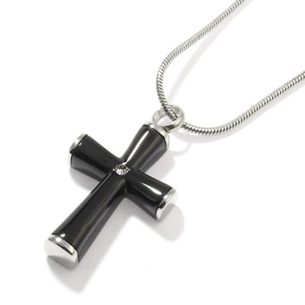 【商品概要】故人やペットの遺骨・遺毛・爪などを収めるための形状にデザインされたメモリアルペンダント。大切な方やペットの形見をいつも胸元に、お守り代わりとして身につけることもできます。中央にあしらったジルコニアがワンポイントのクロスモチーフ・...