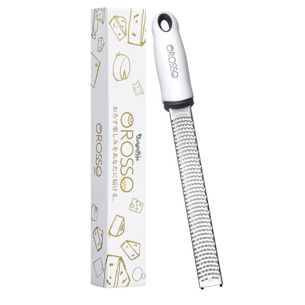 【商品概要】【2021年2月リニューアル！】 お客様の声を聞き、改良に改良を重ね、更におろしやすくなりました。 0.1ｍｍ単位で刃の角度を調整したこだわりのブレードは、ハードチーズ、生姜、ニンニク、チョコレート、柑橘類など、様々な食材に幅広...