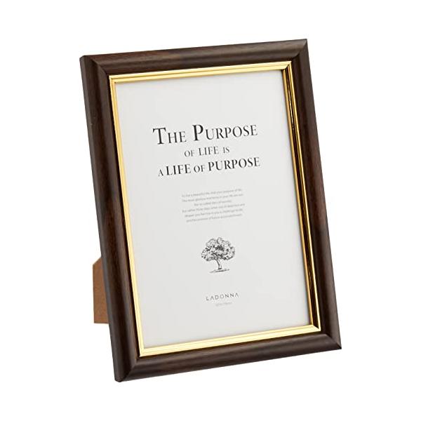【商品概要】周りをゴールドで縁取った高級感のあるデザインです。大切なお写真を一層素敵に引き立てます。落ち着いた木目柄と格式高い金色を組み合わせた上品な仕上がり。外寸:156×208 / 内寸:128×180 / 窓寸:117×169主な材質...