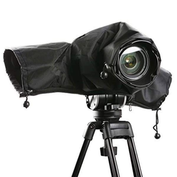 【商品概要】雨や雪など荒天時にもカメラを守ってくれるカメラレインカバーです。 不使用時はコンパクトに折りたためるためカメラケースに一緒に入れておくと急な天気の変化にも安心です。透明な窓なので液晶部分やボタンが分かり、便利です。 ダブルファス...