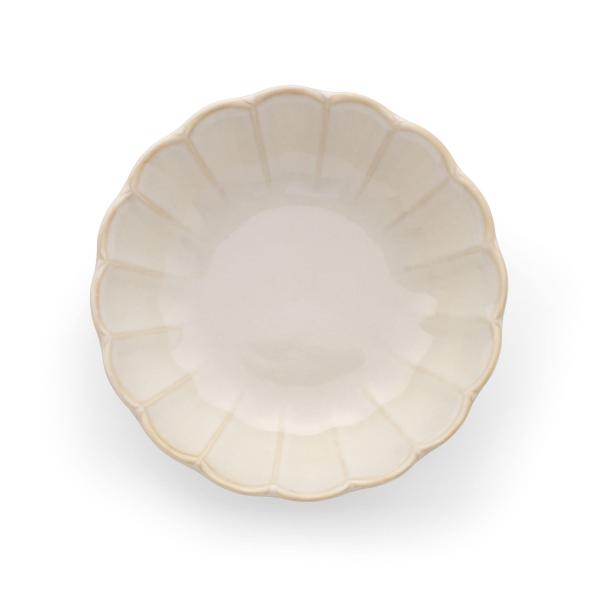 【商品概要】サイズ：約径17.5×高4.3cm材質：磁器容量：約510?手作り感があり料理が映える器です。煮物・おでんと和食はもちろん、サラダ・シリアルと洋食にも使える形状です。花の輪形状に趣ある色のデザインです。スタッキング収納できます。...