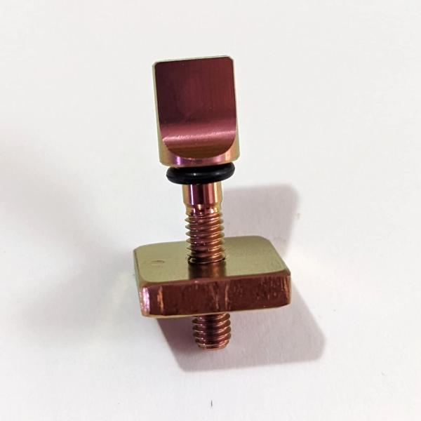 【商品概要】塩水に強くとても軽いチタン製です。ネジ部 ：3.9mm (φ) x 19mm (L)ナット部：14.5mm x 14.5mm x 3.6mm (WxLxH)工具不要 フィン スクリュー（ボルト ・ねじ）。ロングボード / SUP...