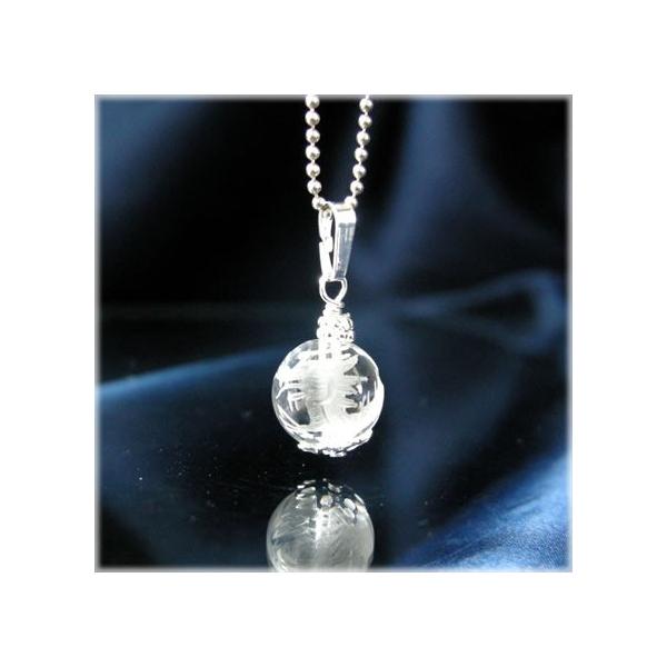 ◆素材：シルバー９２５、水晶◆球の大きさ：約１０ミリ●出世や成功をもたらす　青龍青龍は中国の伝説上の守護神のひとつとされ出世や成功をもたらすと言われています。その青龍が手彫りで彫られた、青龍水晶のペンダントです！