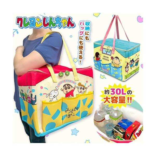 クレヨンしんちゃんのポップで可愛い収納バッグ！軽量でクッション性のあるネオプレーン生地を使用。約30L入る大容量で収納にはもちろん、バッグとしてもお使いいただけます。さらに外側には５つの大きなポケット付で小物類の整理にも最適。フタ面にはエン...