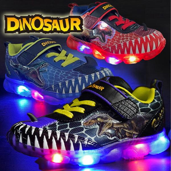 【おかげさまで大人気！当店でしか買えない、光る恐竜スニーカー！】歩くと光るフラッシュライトスニーカー。お客様の声により、メッシュ素材を採用する事でより柔らかく、軽量に。2ベルトから1ベルトに変更して小さなお子様でも履きやすくなりました。【イ...