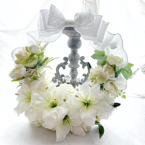 ご覧いただきありがとうございます。リースブーケ&amp;ブートニアホワイトと清楚なユリとラナンキュラス紫陽花などを使用したウエディングリースブーケですハンドルにホワイトリボンをお付けしてエレガントな仕上がりにしました。土台はツルベースを使用...