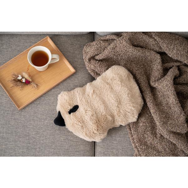 くり返し使える蓄熱式の湯たんぽ電源を繋いで蓄熱することであたたかさが持続してくれるので、 面倒なお湯の入れ替えは一切不要なエコ仕様です。 もこもこの凹凸が特徴的な生地を使用し、触り心地にもこだわりました。●約15分で蓄熱が完了（季節により蓄...